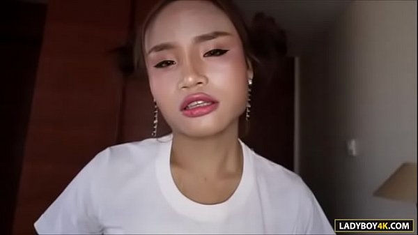 Ladyboy Yuri Strip-Tease Et HJ