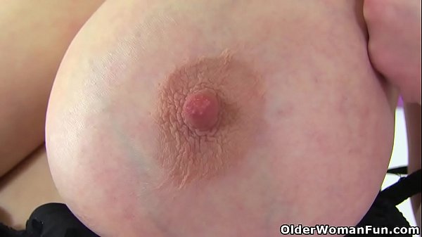 Die britische, blonde und vollbusige MILF Fiona zerreißt ihre Strumpfhose