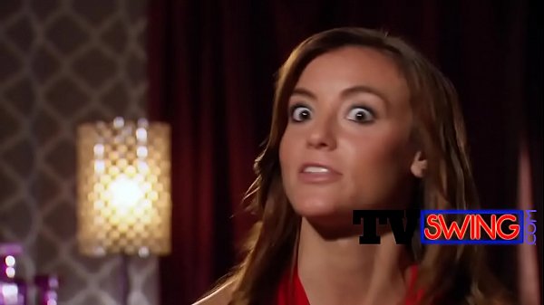 Những chú gà con chơi đu hư hỏng đang rên rỉ ầm ĩ khi quan hệ tình dục tập thể