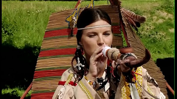 Bellezas de piernas largas están lamiendo