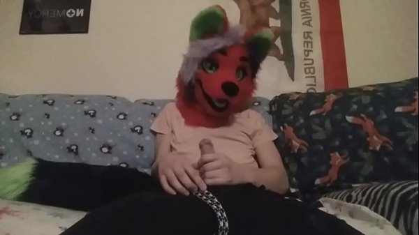 Foxxxy Femboy wichst riesigen Schwanz