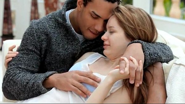 Ragazza europea affamata che scopa con un nero - HardSexTube