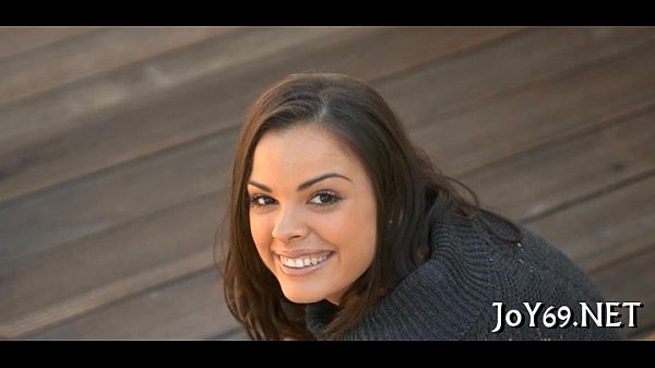 Un ange solo se frotte la chatte à fond