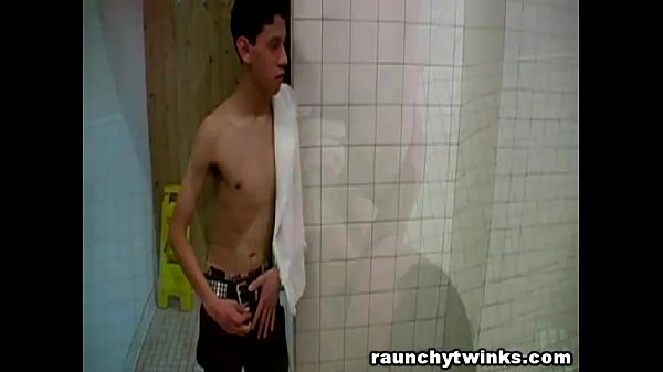 Ho appena visto i miei compagni di dormitorio succhiarsi il cazzo a vicenda