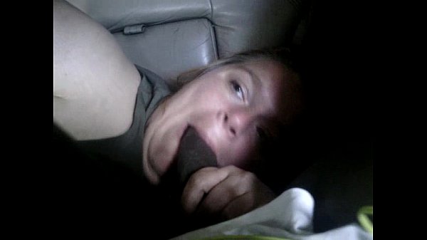 Nunca uma cadela chupou pau tão bem e ela faz várias tarefas