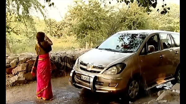 ---Indian Village Bhabhi lavando el auto..{ESCENA EXCLUSIVA SIN CORTAR}...DEBE VER