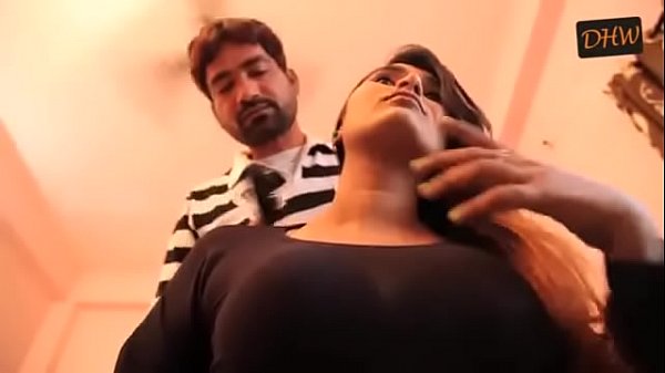 Una donna sexy e sexy scopa con un truccatore