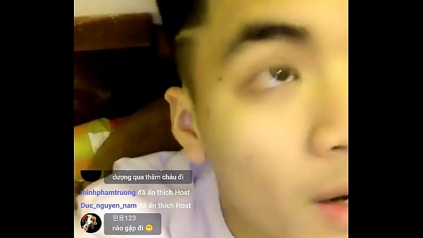 Hausjunge streichelt 18-cm-Schwanz und sieht blaues Gesicht