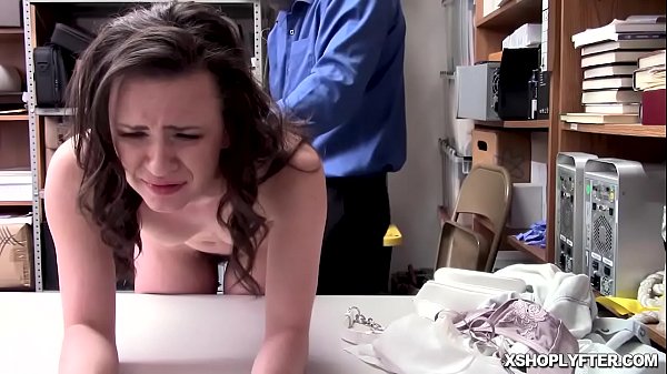 ¡Adolescente de pelo oscuro es follada a lo perrito por el oficial de LP!