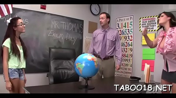 Khiêu dâm tinh ranh nhấn chìm với ngon redhead hợp pháp tuổi thiếu niên trong lớp