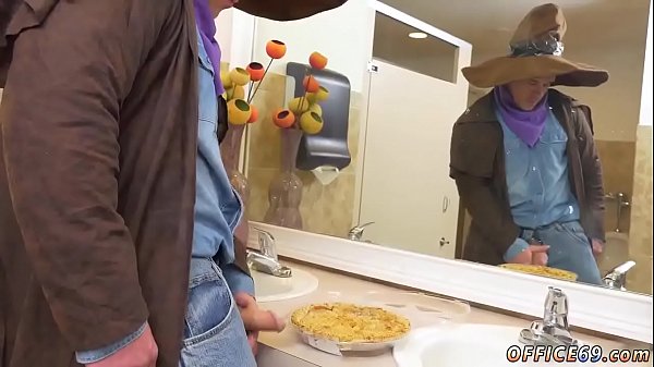 Hetero-Emo-Typ wichst Homosexuellen mehr als nur eine Laterne