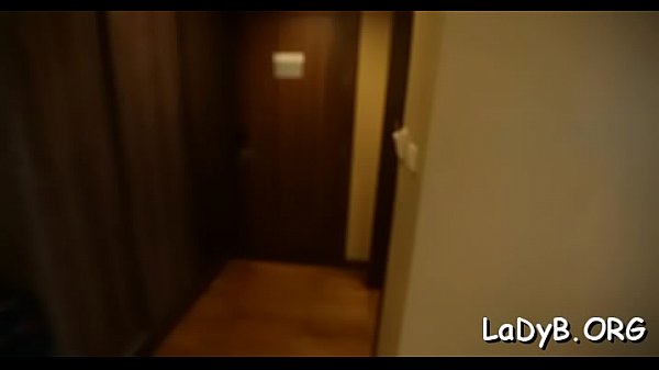 Asiatische T-Girl-Schlampe lässt sich von einem Kerl hart anal behandeln