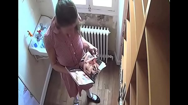 Chi trova una rivista porno in biblioteca dovrebbe consegnarla e NON leggerla, la leggerà solo con una... punizione interessante