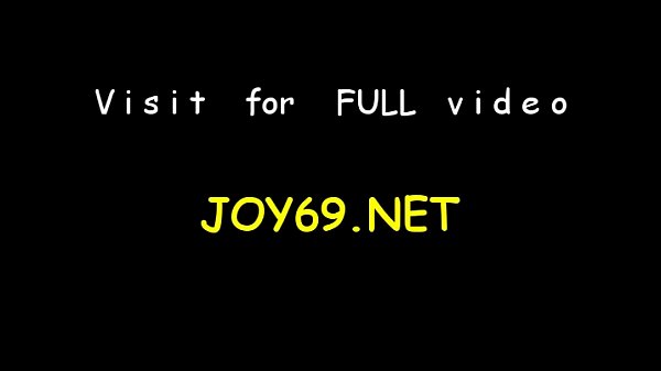 Chica adolescente cachonda estimula el coño en una sorprendente escena softcore