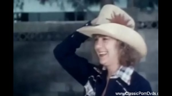 रेट्रो एमआईएलए कठिन मुर्गा लेता है