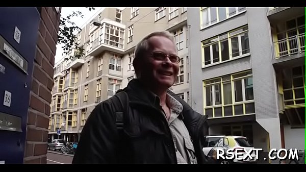 Una sexy prostituta nera succhia un grosso palo bianco e si fa leccare forte