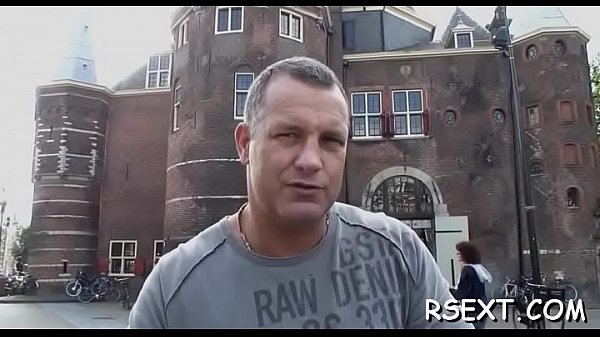 Herrliche schlanke Nutte lässt sich hart von hinten ficken