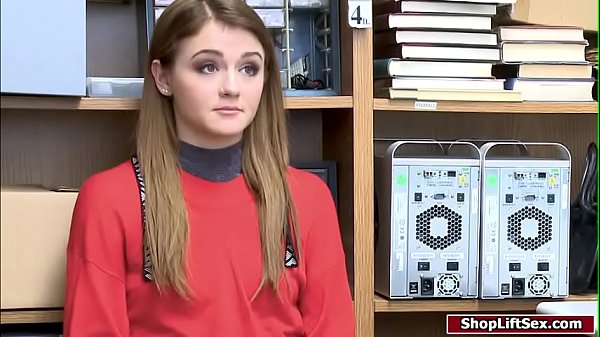 Un voleur à l'étalage chaud de 19 ans suce la bite d'un officier