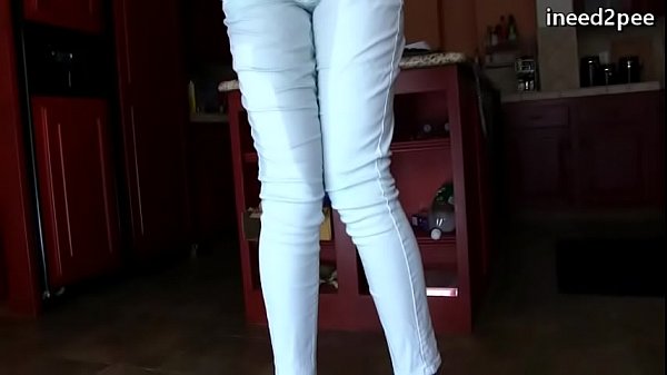 Mädchen mit vollen Blasen machen ihre Jeanshöschen nass 7