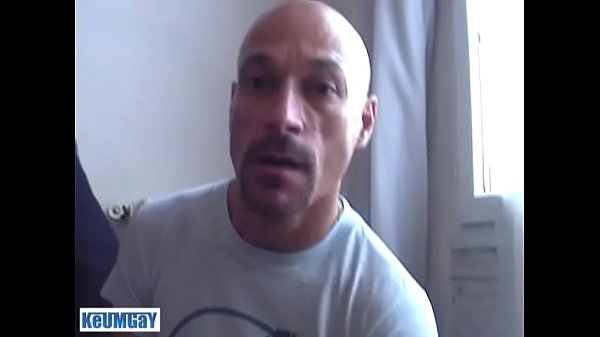 Un vero venditore etero francese si fa succhiare il grosso cazzo da un cliente per vincere un contratto.