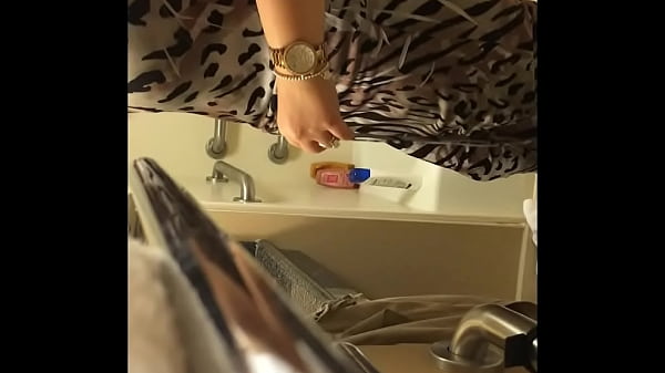 LINDA MUJER HACIENDO UN STRIPPER Y PAJANDOSE EN EL BAÑO