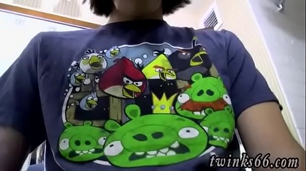 Der schwule Twink-Blowjob Tyler liebt es, beim Urinieren Spaß zu haben, und das hatten wir auch