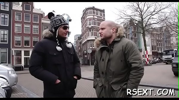 Sexy Nutte mit kleinen Titten wird in ihre getrimmte Muschi hart gefickt