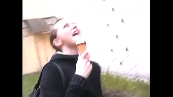 A una pareja amateur pervertida le encanta hacerlo no en todas partes