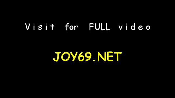 Playgirl adolescente de edad legal en solitario agarra un consolador para su juego softcore pervertido