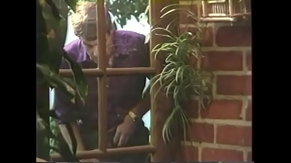 Busty cưng Aja trượt ngón tay sâu vào bên trong âm hộ của cô ấy khi ở trên ghế dài