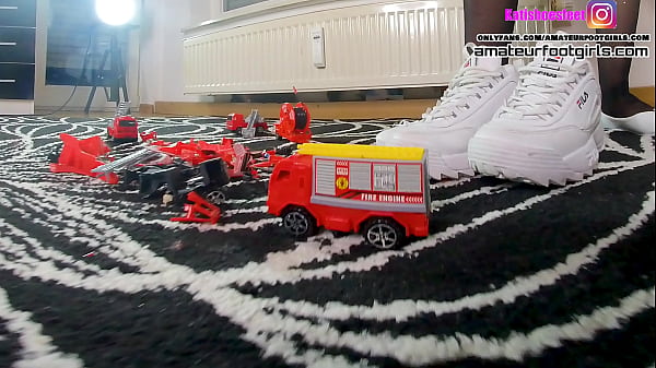 Crush đập vỡ 5 chiếc xe cứu hỏa nữ diễn viên ballet giày cao gót Cô gái nylon phá hủy hoàn toàn 5 xe cứu hỏa cô đập vỡ 5 chiếc ô tô liên tiếp và với 4 đôi giày khác nhau giày thể thao nữ diễn viên ballet giày cao gót