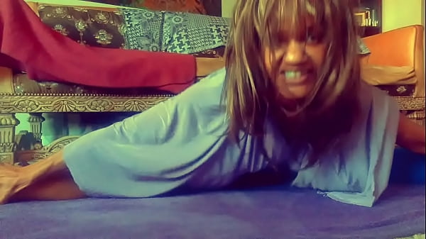 Ginger MoistHer en ¡Pulgares arriba! Mía - MILF caliente estirando la parte interna de los muslos, camisa rota