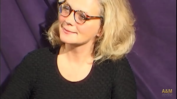 Die heiße Mutter mit der haarigen Muschi fickt ihre Freunde.