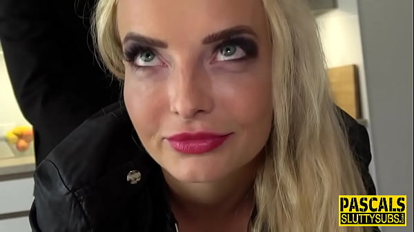 Una bionda legata con il culo remato viene sbattuta