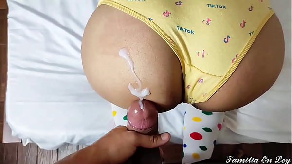 Chica joven atractiva se divierte