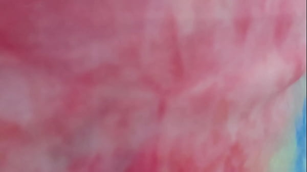 Nicoletta đi mua sắm và trong phòng thay đồ, chiếc quần đùi thể thao của cô bị ướt hoàn toàn. Muốn theo dõi cô ấy à?