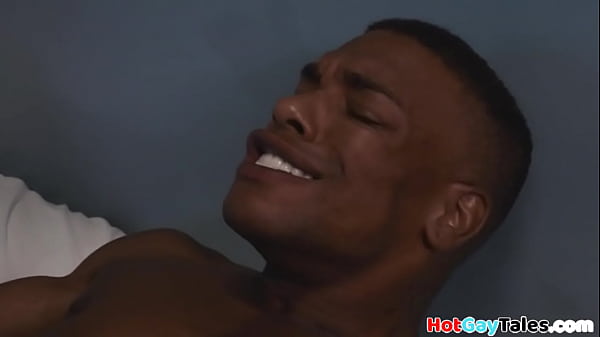 Lo stallone nero riceve un pompino prima di essere scoperto nello studio del medico