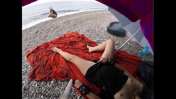 Chớp nhoáng âm hộ của tôi trước mặt một chàng trai trẻ trên bãi biển công cộng và anh ấy giúp tôi phun nước - điều đó rất nguy hiểm - MissCreamy