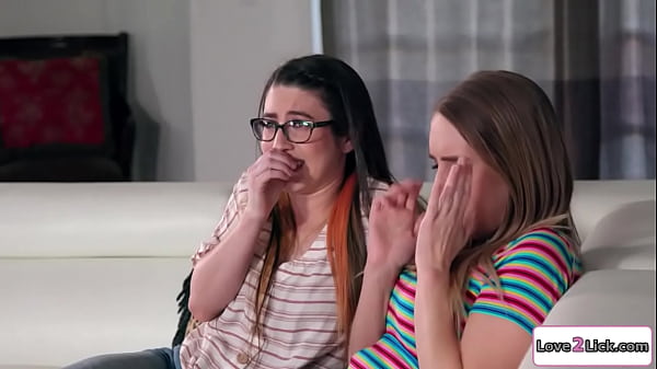 Pequeña lesbiana es lamida por el culo por una rubia