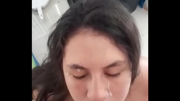 Latina-Teenager-Schlampe bekommt in der Küche einen riesigen Cumshot, nachdem ich sie im Badezimmer erwischt habe! Gesichtsbehandlung in Zeitlupe