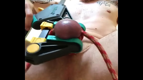 Auf der Suche nach einem BDSM-Ballbusting-Partner