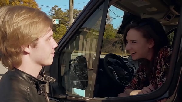 Zwei geile Schnuckel (Daniel Hausser, Skylar Hill) kommen gemeinsam hinten im Van zum Höhepunkt – Reality Dudes