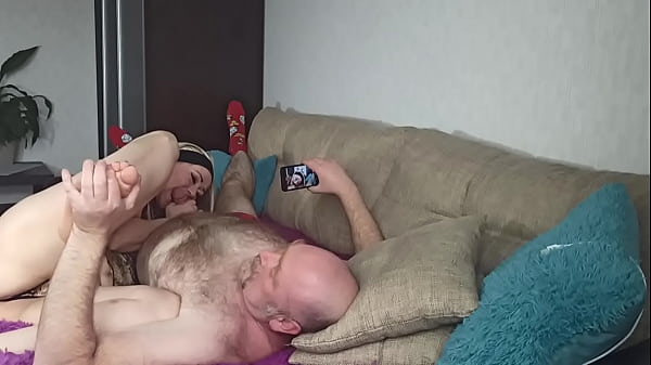 Molti ragazzi scopano virtualmente la mia porca mogliettina negli spettacoli privati, ma solo il mio cazzo lei lo succhia nella vita reale!