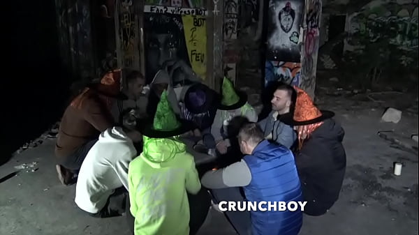 Increíble follada porno a pelo en la noche de HALLOWEEN durante la ceremonia nocturna Crunchboy