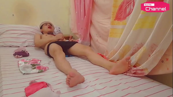 Chica adolescente caliente se muestra en la adolescencia