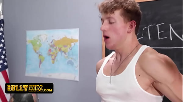 Bully Him – Nerd Guy bleibt mit seinem Tyrannen im Nachsitzen und wird zu seinem gehorsamen Sexspielzeug