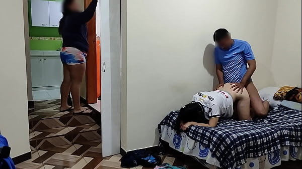 Tôi và hàng xóm của tôi bí mật làm tình với người vợ mọc sừng của tôi, cô ấy dọn dẹp và chúng tôi làm điều đó mà cô ấy không nhìn thấy, thật tuyệt biết bao khi đặt con cặc to của tôi vào hàng xóm của tôi