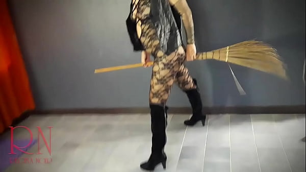 HALLOWEEN 2021 Strega in un abito nero sexy. Coniglietto nero di Playboy. Regina Noir Dietro le quinte