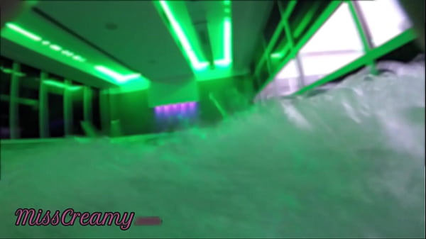 Chớp cặc của tôi trước mặt một cô gái trẻ trong bể bơi công cộng SPA và giúp tôi thủ dâm - điều đó rất nguy hiểm với những người ở gần - MissCreamy