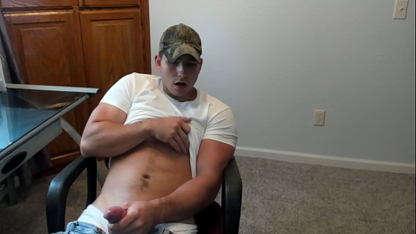 Camboy holt sich einen runter und spritzt seine riesige Ladung ab!